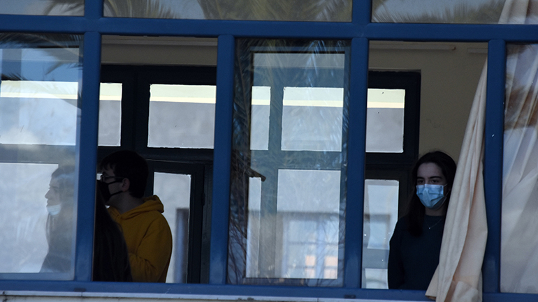 Covid-19: Με μάσκα και χωρίς σελφ τεστ οι μαθητές μετά το Πάσχα