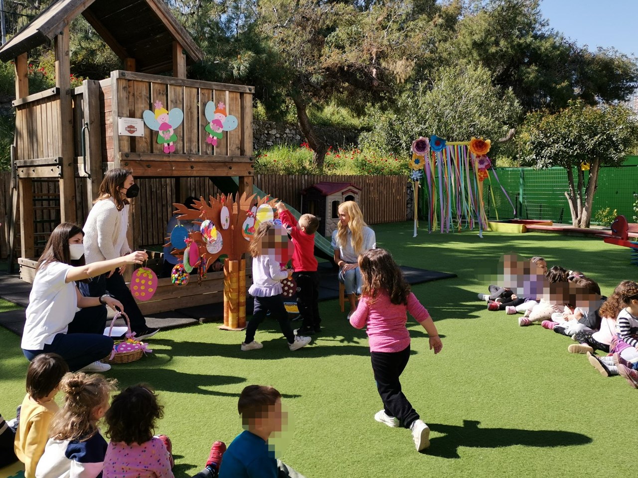 Η πρέσβειρα της Ένωσης "Μαζί για το Παιδί" Δούκισσα Νομικού κρεμάει μαζί με τα παιδιά  της Παιδικής Στέγης στο δέντρο τις πασχαλινές τους κατασκευές