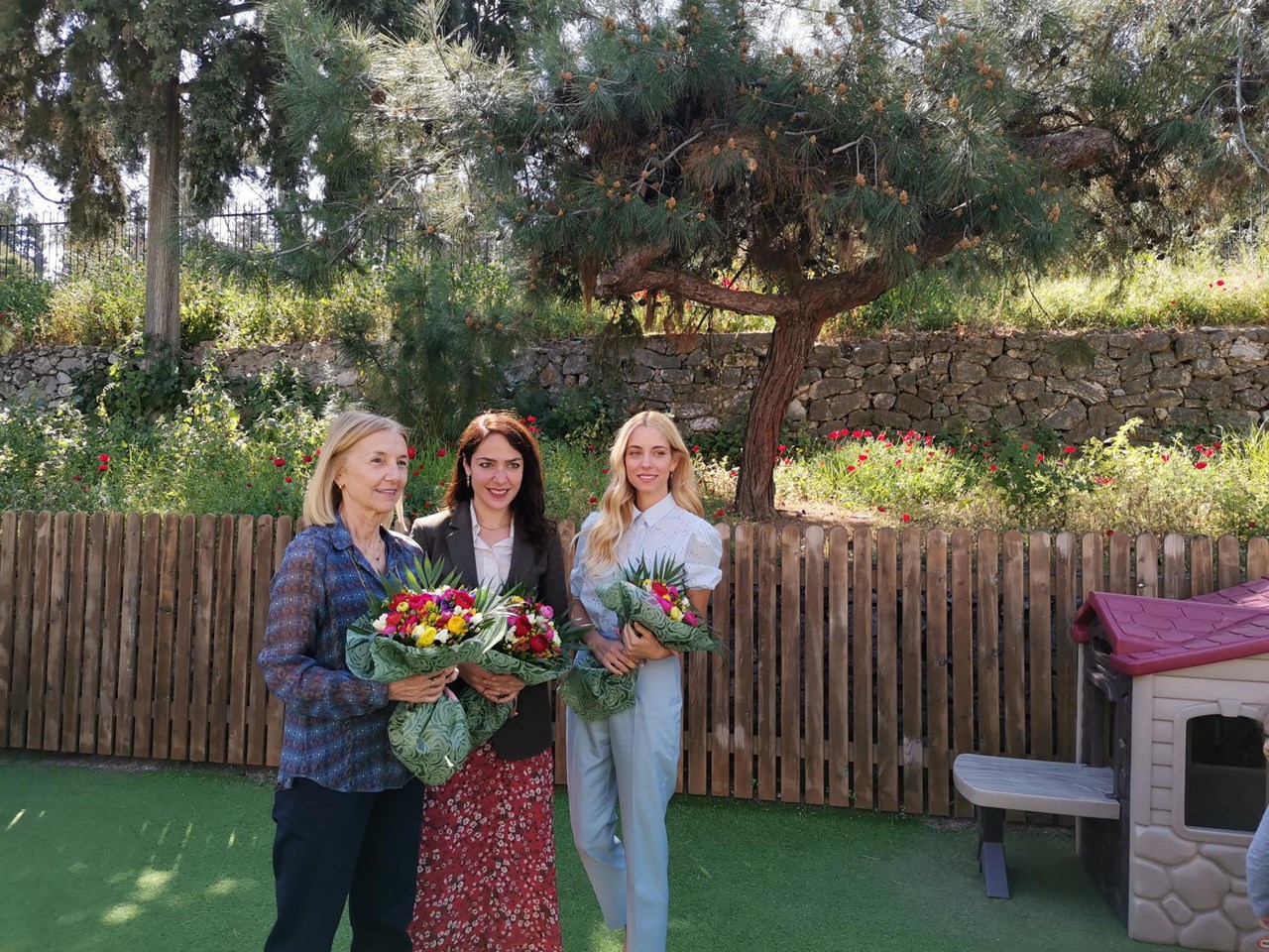 Η πρόεδρος της Ένωσης "Μαζί για το Παιδί" Αλεξάνδρα Μαρτίνου, η Υφυπουργός Πρόνοιας και Κοινωνικής Αλληλεγγύης Δόμνα Μιχαηλίδου και η πρέσβειρα της Ένωσης "Μαζί για το Παιδί" Δούκισσα Νομικού