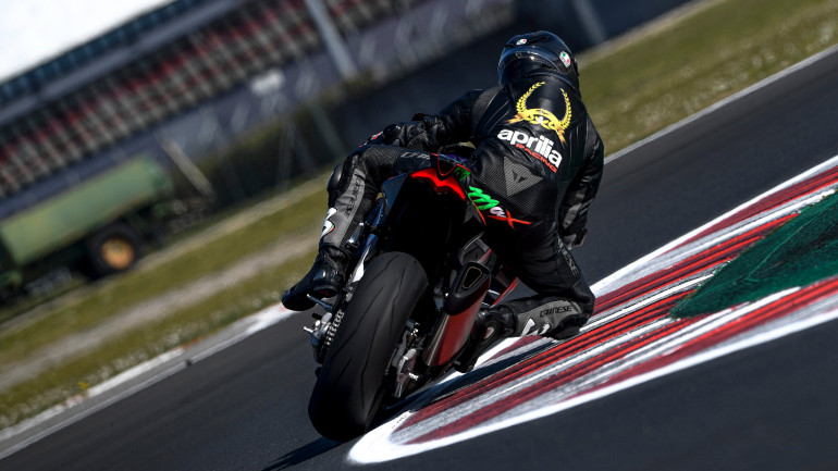 Το να οδηγήσεις στην ίδια πίστα με τον Max Biaggi το λες και εμπειρία ζωής!