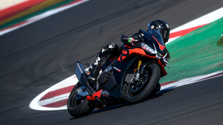 Η Aprilia RSV4 Factory θα είναι η μοτοσικλέτα του μαθήματος!