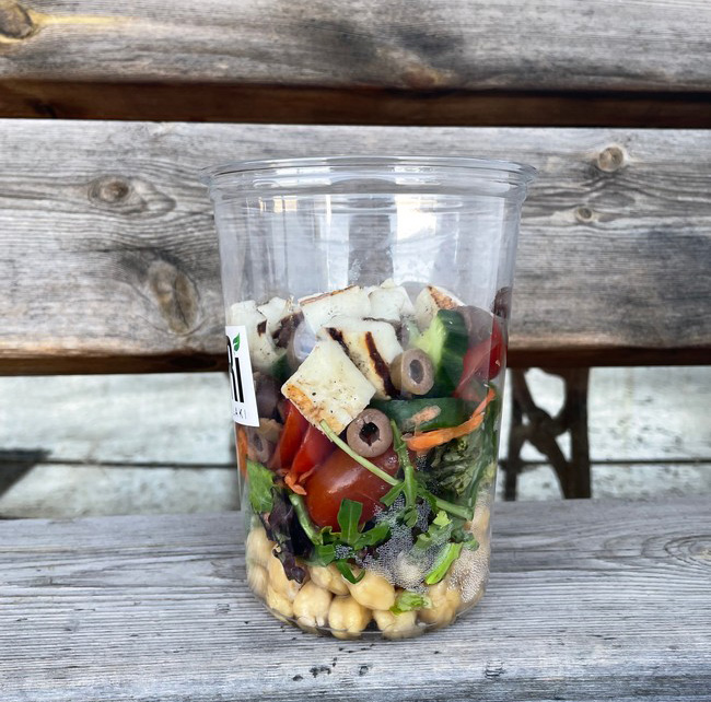 Χαλούμι, ντοματίνια, αγγούρι, ελιές, ρόκα, καρότο και ρεβίθια!