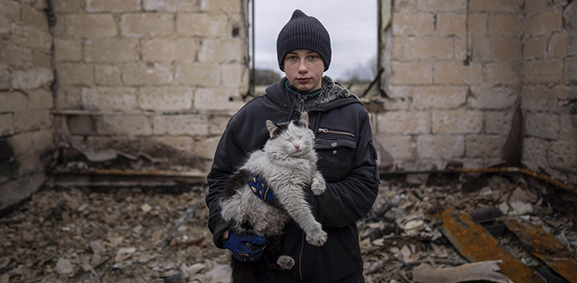 Ουκρανία: Δωδεκάχρονο αγόρι κρατά αγκαλιά μία γάτα εκεί που κάποτε ήταν το σπίτι του