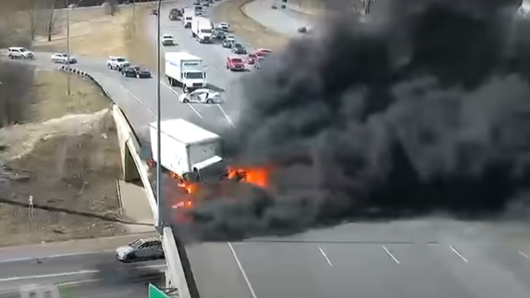 Φορτηγό εκρήγνυται μετά από ένα ατύχημα