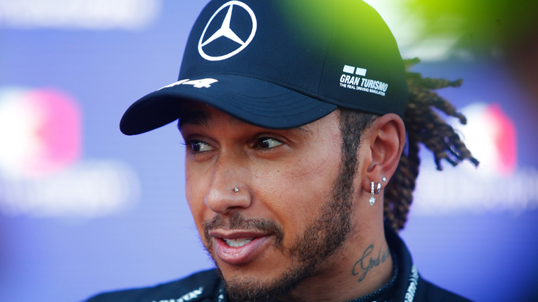 Ο Lewis Hamilton τα βάζει με την FIA για τα σκουλαρίκια του