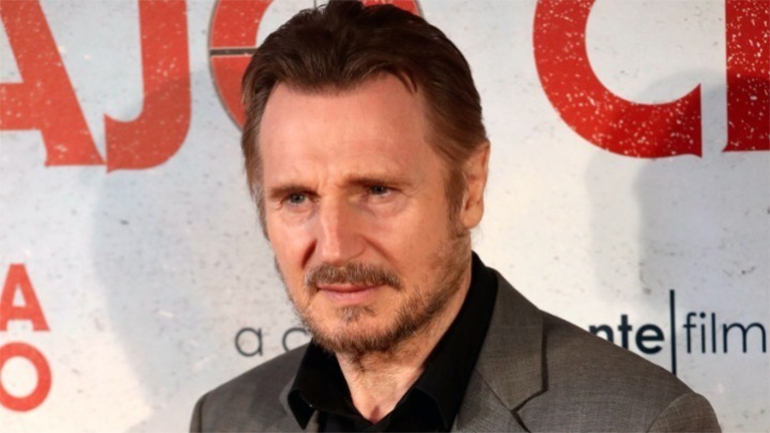 Ο Λίαμ Νίσον έκανε εμφάνιση-έκπληξη στη σειρά «Derry Girls