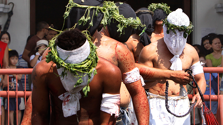 Φιλιππίνες: Αυτομαστιγώνονται μέχρι να ματώσουν για τη Μεγάλη Παρασκευή