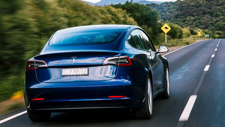 Tesla Model 3 μπλόκαρε εν κινήσει στα 130χλμ./ώρα και δεν «άκουγε» καμία εντολή