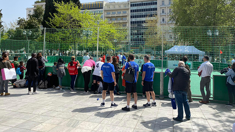 Η πλατεία Συντάγματος μετατράπηκε σε… γήπεδο ποδοσφαίρου για έναν ξεχωριστό αγώνα!