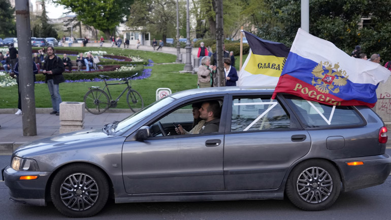 Χιλιάδες διαδηλωτές στο Βελιγράδι υπέρ της Ρωσίας και κατά του ΝΑΤΟ