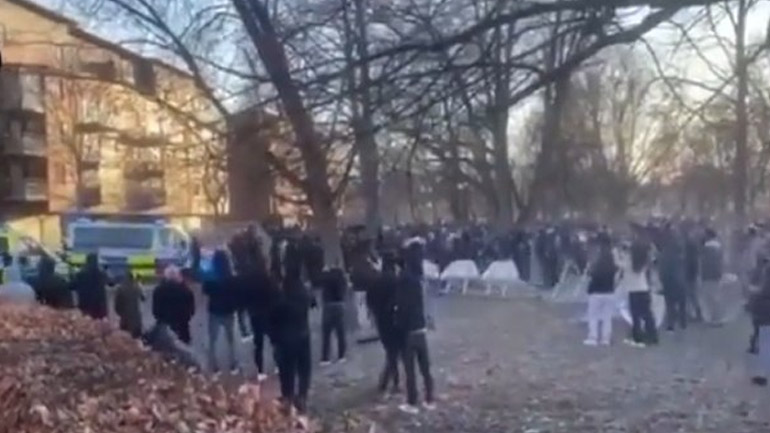 Σουηδία: Ταραχές στην πόλη Όρεμπρο – Τραυματίστηκαν εννέα αστυνομικοί σε νέα διαδήλωση κατά της άκρας δεξιάς