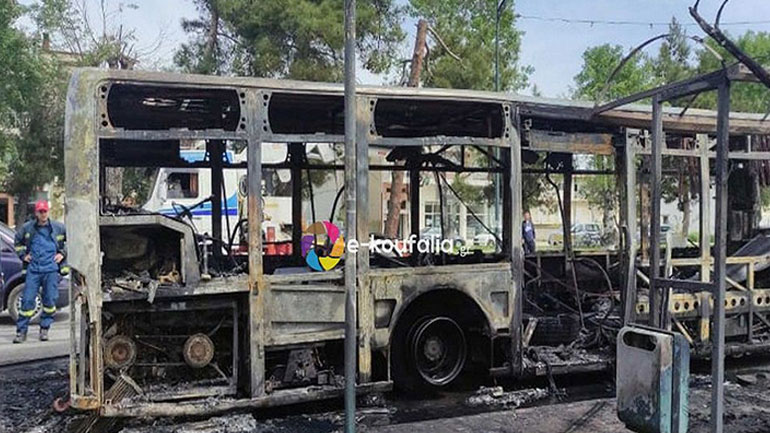 Θεσσαλονίκη: Φωτιά σε εν κινήσει αστικό λεωφορείο – Επιβάτες και οδηγός το εγκατέλειψαν εγκαίρως