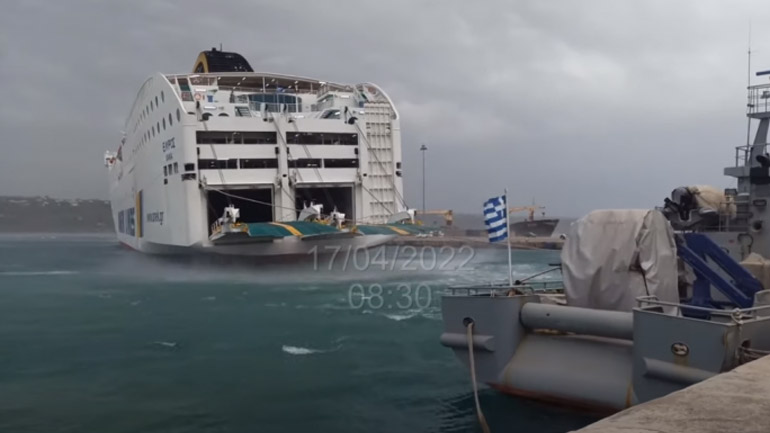 Η στιγμή που σπάνε οι κάβοι του «Έλυρος» λόγω των θυελλωδών ανέμων στο λιμάνι της Σούδας
