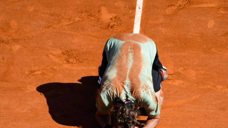 Ο Τσιτσιπάς αμέσως μετά τον πόντο που του χάρισε το τρόπαιο