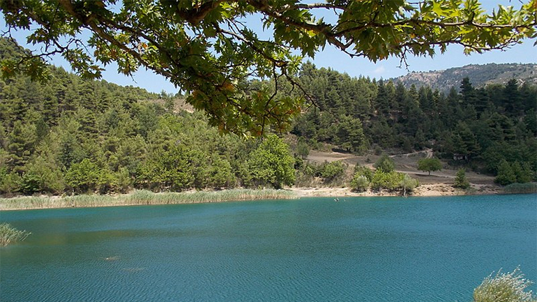 Τηλεοπτικό οδοιπορικό: Τσιβλού, η λίμνη με το «θαμμένο χωριό» στα νερά της