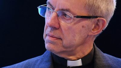 Βρετανία: O Αρχιεπίσκοπος του Καντέρμπουρι επικρίνει την κυβέρνηση για τη μετεγκατάσταση μεταναστών στην Ανατολική Αφρική