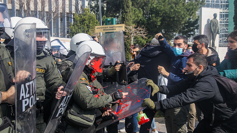 Ένταση έξω από τη Σχολή Θετικών Επιστημών του ΑΠΘ από αντιεξουσιαστές Ένταση έξω από τη Σχολή Θετικών Επιστημών του ΑΠΘ από αντιεξουσιαστές