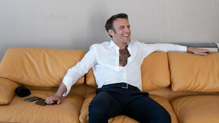 Ο Μακρόν ποζάρει με ξεκούμπωτο πουκάμισο… και δασύτριχο στήθος Ο Μακρόν ποζάρει με ξεκούμπωτο πουκάμισο… και δασύτριχο στήθος