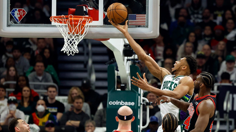 Μπακς: «Πέταξε» ο Γιάννης κόντρα στους Μπουλς – Δείτε το βίντεο