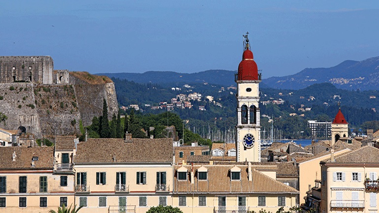 Κέρκυρα: Έστησαν τραπέζι και έτρωγαν σουβλάκια κατά την διάρκεια της λιτανείας του σκηνώματος του Αγίου Σπυρίδωνα