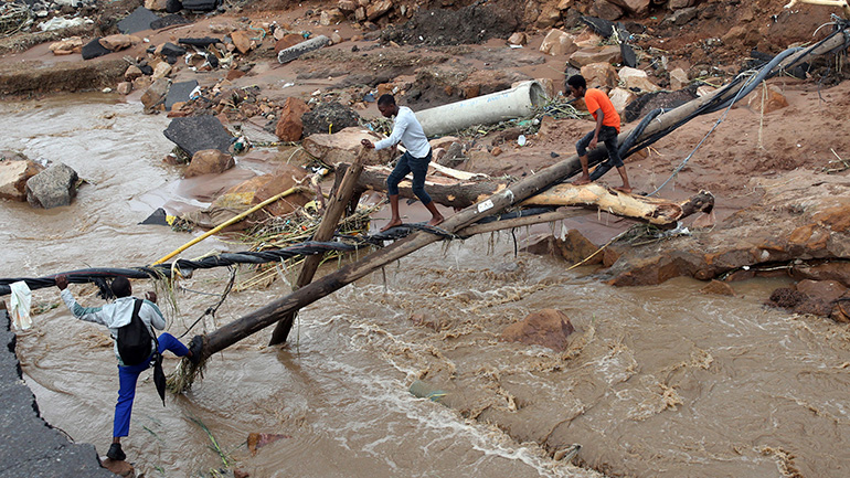 Νότια Αφρική: Ο στρατός κινητοποιεί 10.000 στρατιώτες μετά τις πλημμύρες