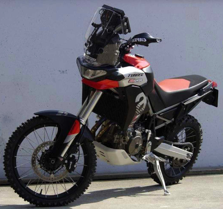 Στη μοτοσικλέτα έχει τοποθετηθεί και Road Book για extreme διαδρομές Rally.