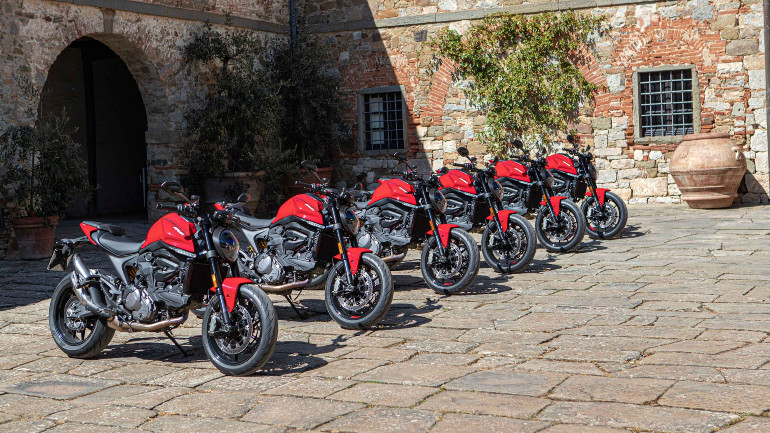 Εξαιρετικά τα πηγαίνει και η Ducati Monster.