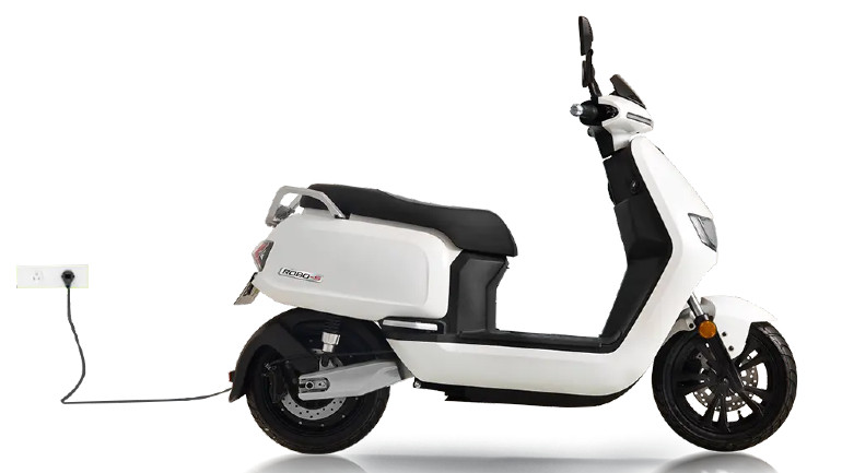 Μπορείς να φορτίσεις τις μπαταρίες είτε πάνω στο scooter, είτε βγάζοντας τις.