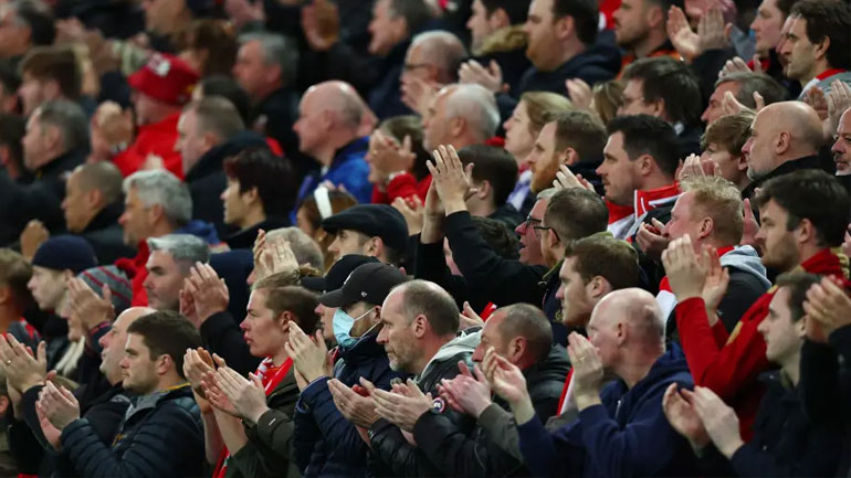 Συγκινητική στιγμή: Το χειροκρότημα συμπαράστασης των φιλάθλων της Λίβερπουλ στον Κριστιάνο Ρονάλντο!