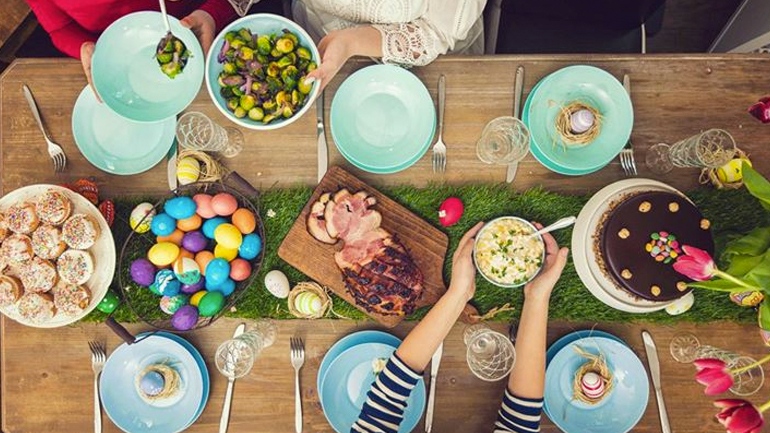 Πασχαλινό τραπέζι: 5 tips για να το απολαύσετε χωρίς ενοχές