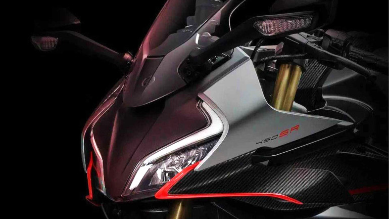 Τα carbon αεροδυναμικά φτερά δίνουν μια αίσθηση MotoGP στη μοτοσικλέτα.