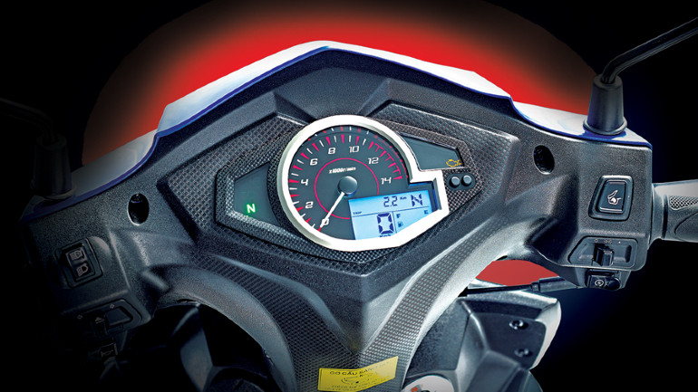 Σπορ όργανα με αναλογικό στροφόμετρο και ψηφιακή οθόνη.