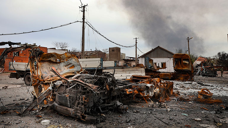 Ουκρανία: Οι Ρώσοι έριξαν βόμβα στην περιοχή του Αζοφστάλ – Κάτω από τα ερείπια βρίσκονται περίπου 300 άνθρωποι