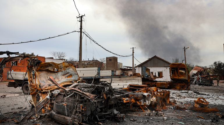 Εικόνα καταστροφής στη Μαριούπολη και στο βάθος ο πυκνός καπνός από το φλεγόμενο εργοστάσιο Αζοφστάλ