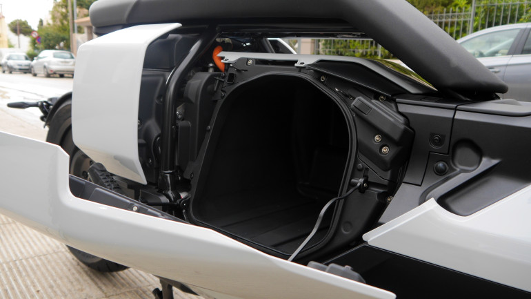 Χώρος αποθήκευσης για ένα full face κράνος στο πλάι.