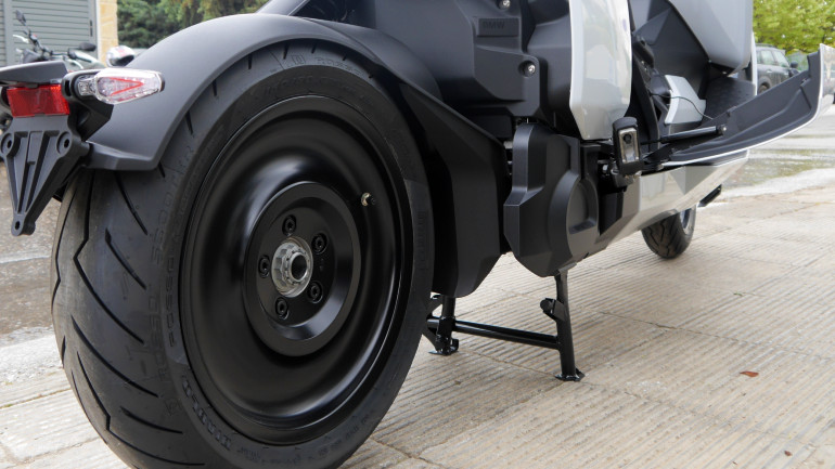 Ο τροχός πίσω είναι αεροδυναμικής σχεδίασης με την BMW να προσφέρει αρκετές στιλιστικές λύσεις με ειδικά αυτοκόλλητα.