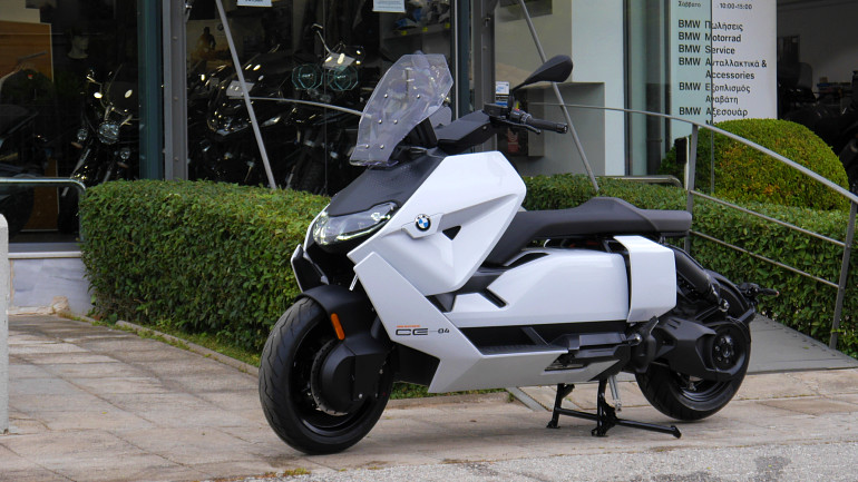 Διαθέτει συστήματα ασφάλειας όπως Dynamic Traction Control και Automatic Stability Control.