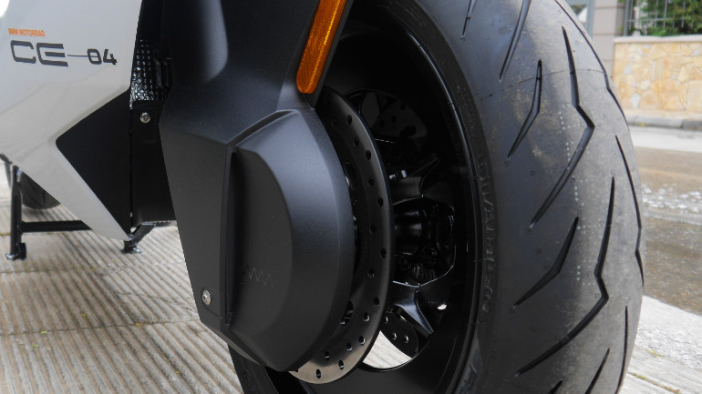 Αεροδυναμικό κάλυμμα στα δισκόφρενα του εμπρός τροχού.