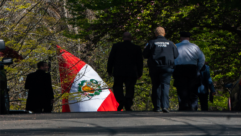 ΗΠΑ: Αστυνομικοί σκότωσαν άνδρα που εισέβαλε στο σπίτι του πρεσβευτή του Περού οπλισμένος με σιδερόβεργα