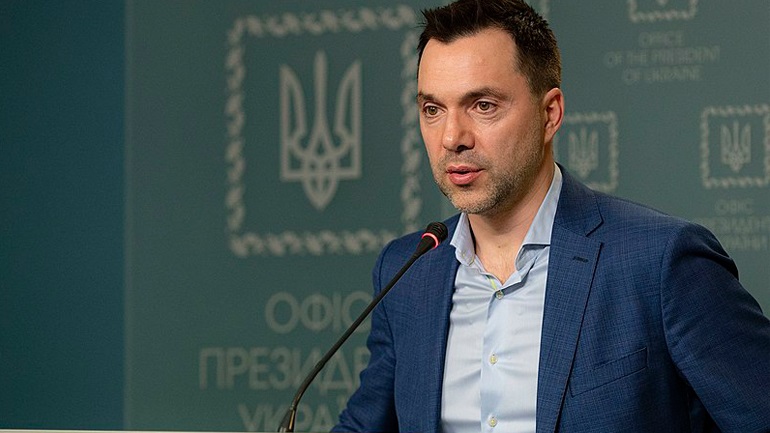 Ολ. Αρεστόβιτς: «Η Ρωσία απέκλεισε τη χαλυβουργία Αζοφστάλ στη Μαριούπολη επειδή δεν μπορούσε να την καταλάβει»