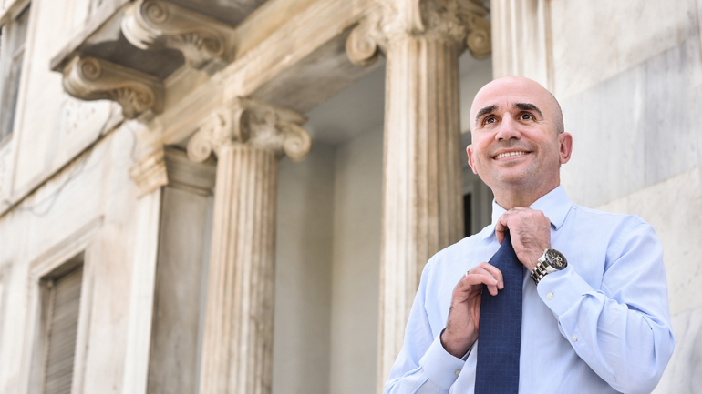 Φτάνει πια με την προκλητική αυταρέσκεια και την απίστευτη ελαφρότητα του Γρηγόρη Λέων*