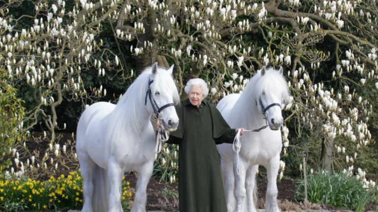 Νέο πορτρέτο για τα γενέθλια της βασίλισσας Ελισάβετ Β’ προβάλλει την αγάπη της για τα άλογα