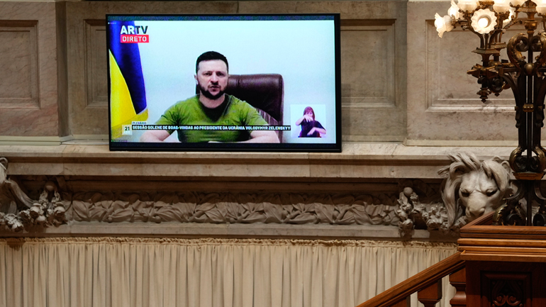 Ο Ζελένσκι προτρέπει τη διεθνή κοινότητα να στείλει βαρύ οπλισμό στη χώρα του