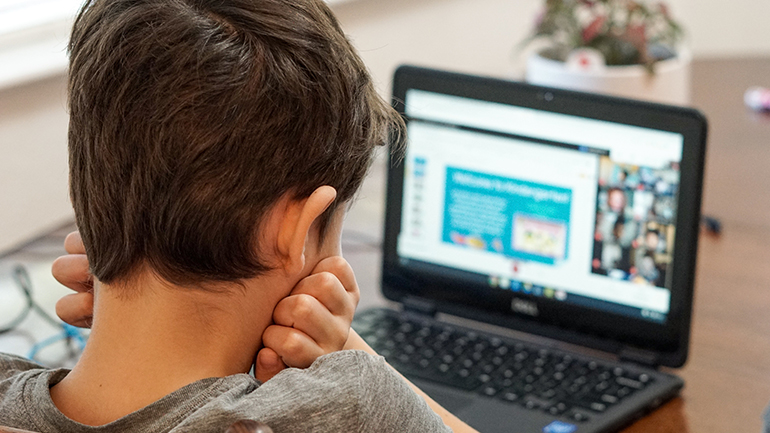 Πώς η τεχνολογία των αλγόριθμων επηρεάζει το τι βλέπουν τα παιδιά μας online και πώς να τα προστατέψουμε