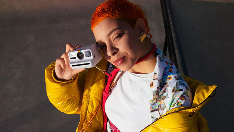 Polaroid Go: H φορητή αναλογική φωτογραφική μηχανή έρχεται σε δύο νέα χρώματα