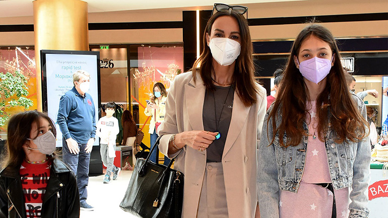 Μπέττυ Μαγγίρα: Πασχαλινές αγορές παρέα με τις κόρες της