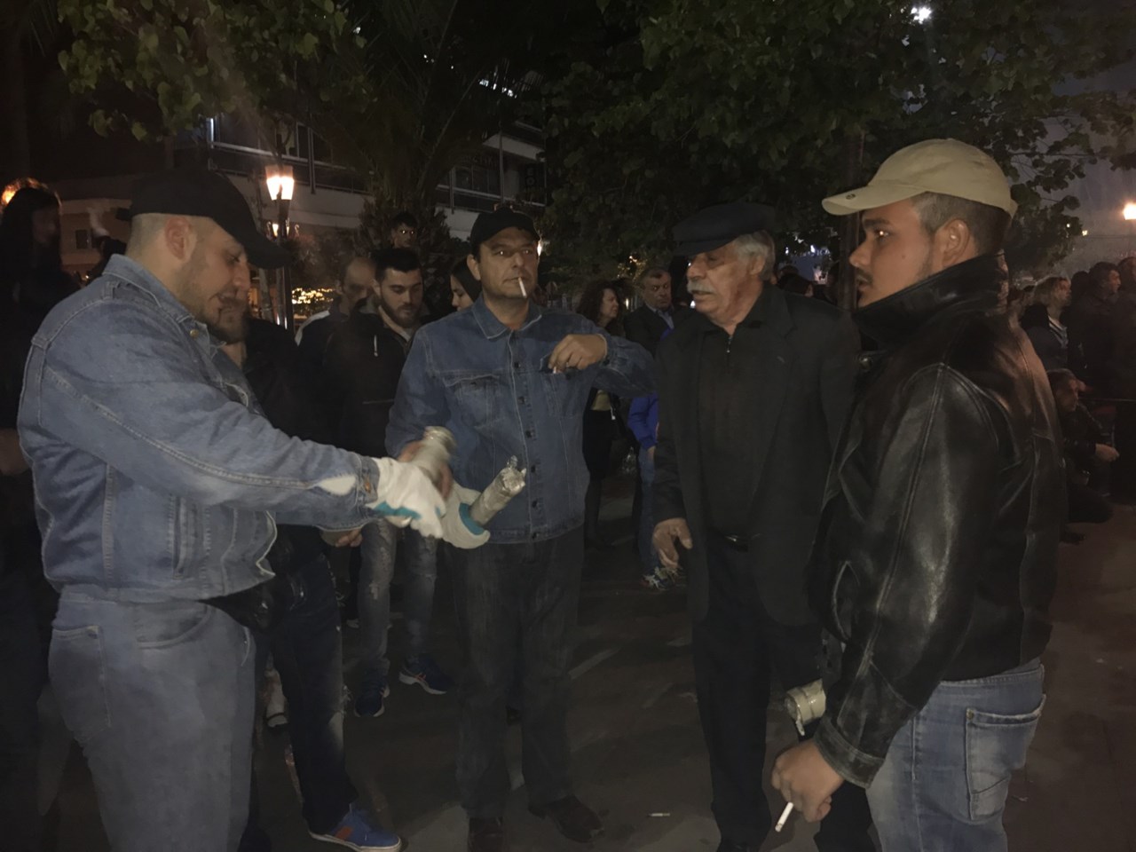 Ο Μπάμπης Γιωτόπουκλος στο μέσον, περιστοιχισμένος από τα εγγόνια του, πριν από λίγα χρόνια