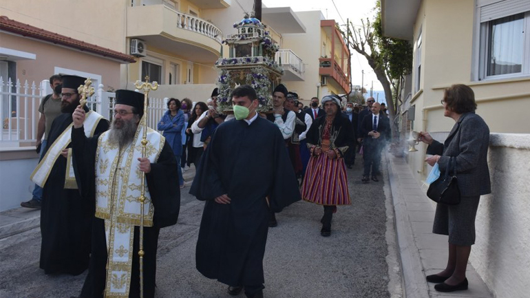 Χίος: Στους δρόμους του Καστέλου 100 χρόνια μετά ο ιστορικός Επιτάφιος που διασώθηκε από πρόσφυγες το 1922