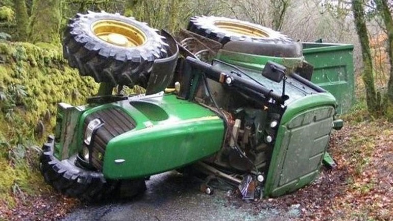Απεγκλωβίστηκε ηλικιωμένη που καταπλακώθηκε από τρακτέρ