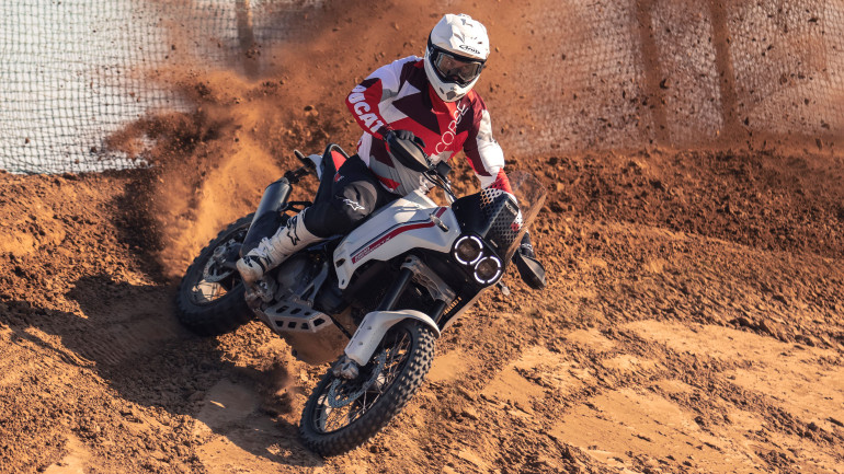 Απολαύστε το Ducati DesertX σε πίστα motocross